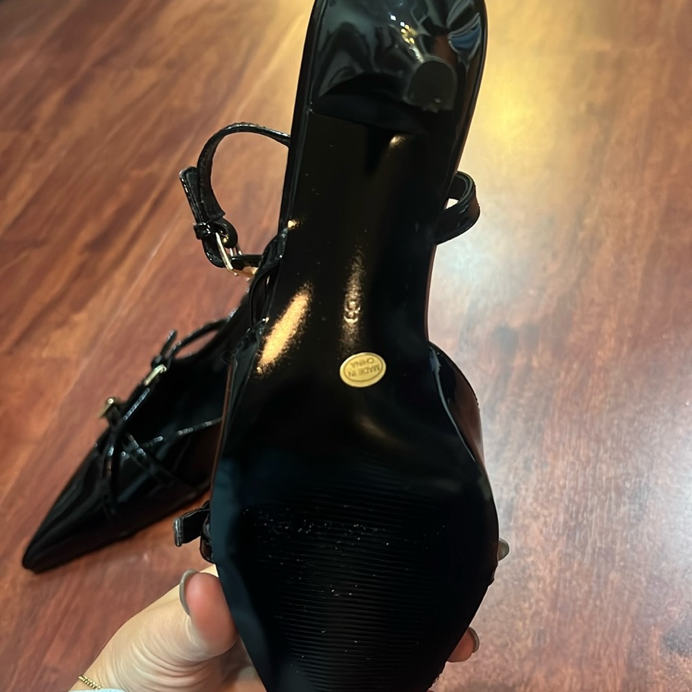 Women's Kitten Heels closed Toe Strappy Heels glossy black with gold hardware - Picture 4 of 4